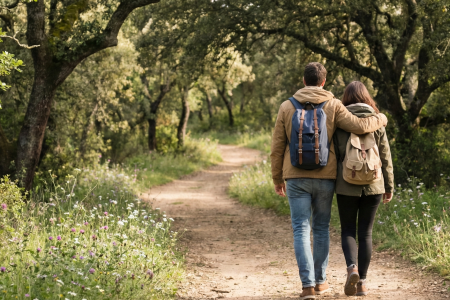 זוג בטיול רומנטי בטבע במהלך ריטריט זוגי